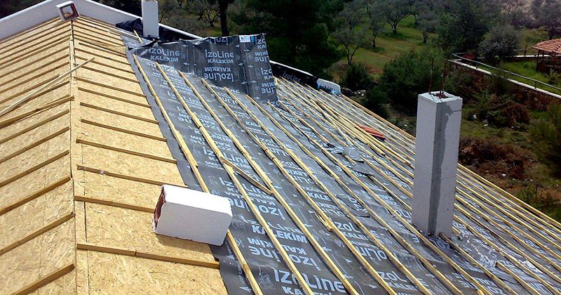 Göztepe EPDM Kauçuk Çatı – OSB üzerine serilmiş nefes alan su yalıtım örtüsü ve çıtalama